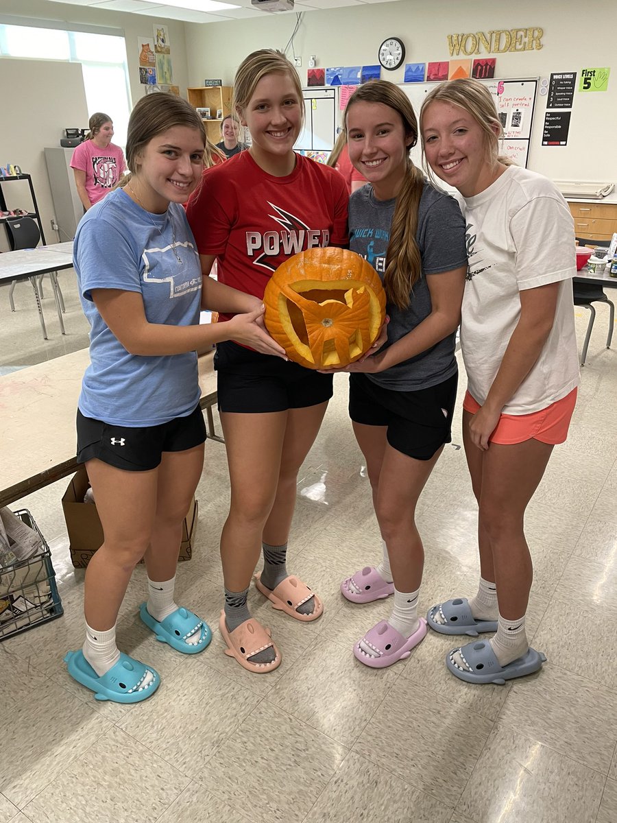 BooneCentral_VB's tweet photo. Sunday practice &amp; team bonding to kick off conference week! Let’s go! #pumpkincarving #cardinalpride https://t.co/xRVvO5ICfX
