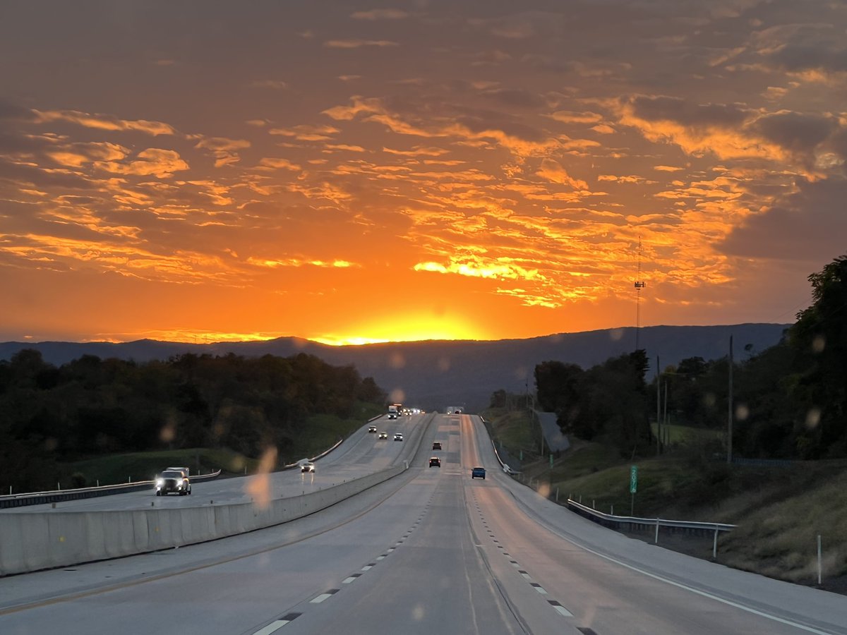 Nicole_Kraft's tweet photo. PA Turnpike sunset. #ohiobound https://t.co/0H1u9vpJgD