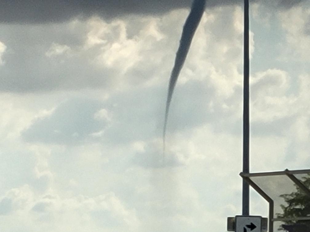 dvl4lyf26's tweet photo. @NWSPhoenix Evidence that it started in the sky https://t.co/HfAVbRe8sA