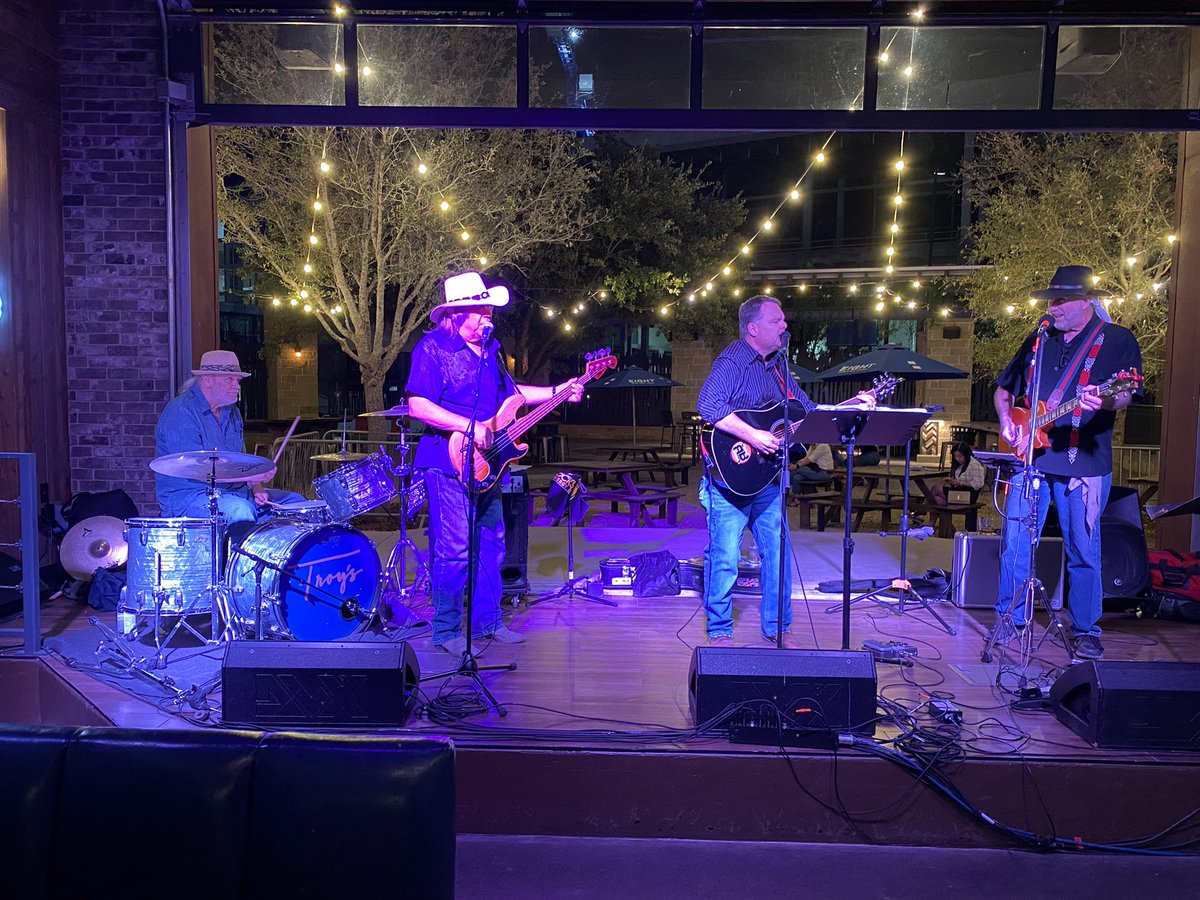 Incredible night at Troy’s bar & grill at Texas-Live. Great music with band and crowd!🤠🎙🎸🎶 #Texas  #DontForgetTheLyrics #livemusic #TexasMotorplex #drums #guitar #vocal #crowd #players #FoodHeroes #Troys #ArlingtonTX #texaslive #globelifefield #bartender #SaturdayNight