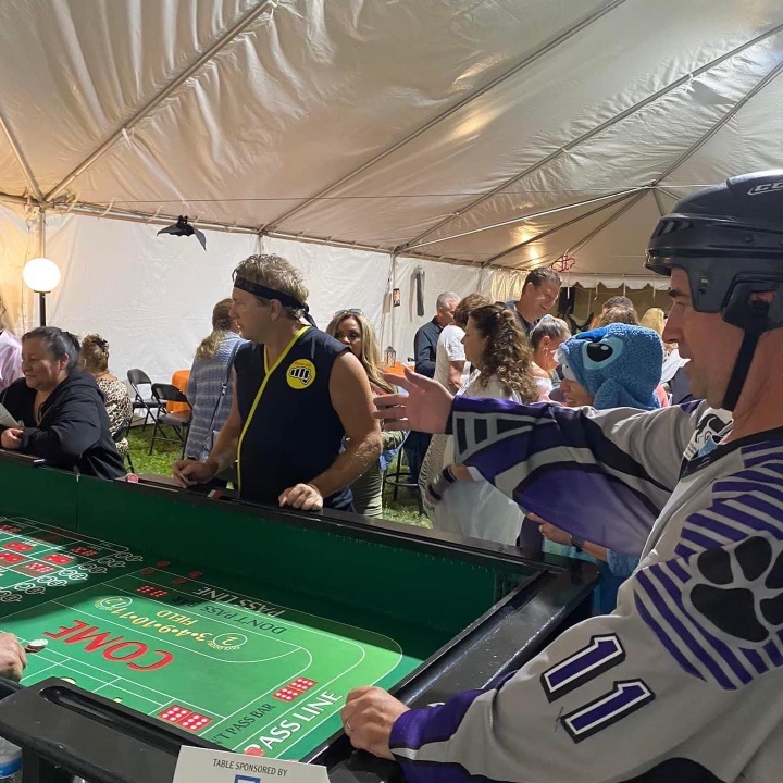 jesseduran999's tweet photo. Great to back at the tables, rolling craps with my homie, @JeffPopeRadio 👊🏼! Just like old times! #howlerween @HSSBV https://t.co/NkJclzKXA2