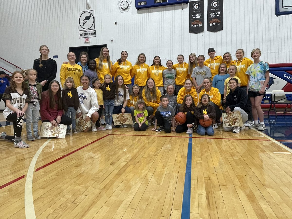 wyo_wbb's tweet photo. Thank you to our fans in Douglas and Cheyenne for spending their Sunday with us! 🤠 #OneWyoming https://t.co/vrqHt0r46s