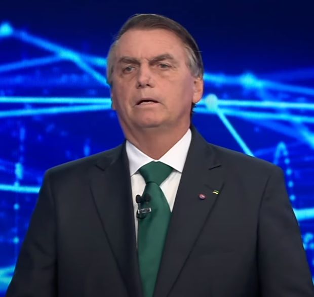 sboficial's tweet photo. Lula: "Quantas escolas técnicas e faculdades o senhor fez como Presidente da República"

Bolsonaro: "Não abrimos faculdades nem escolas técnicas, porque elas ficariam fechadas na pandemia. Não teria o porquê abrir mais"

QUE? KKKKKKKKKKKKKKKK #DebateNaBand https://t.co/Tn137iew6d