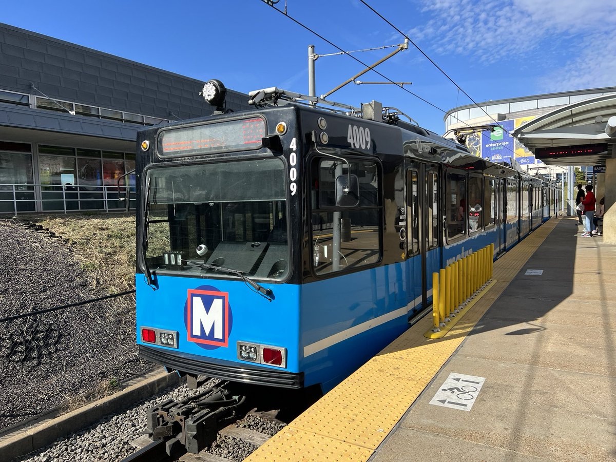 transit509's tweet photo. Lastly, I explored St. Louis thanks to @STLMetro’s MetroLink. Unique in the US as the only light rail to cross a state line, it’s also quite long. Service is reduced right now with the Blue Line only running it’s western branch right now, but I still found it to be very reliable. https://t.co/Uy0BV7SiOj