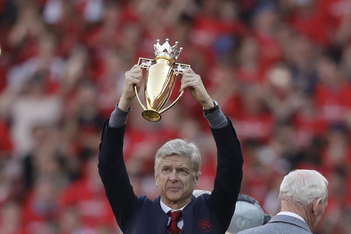 Golden PL trophy to stay with Arsenal forever. Thank you Arsene. #LEEARS #COYG