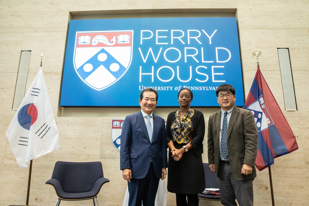 perryworldhouse's tweet photo. We hosted 46th Prime Minister of South Korea Chung Sye-kyun last week for a lecture with @Korea_at_Penn about South Korea's trailblazing COVID-19 response, what the world can learn from his country's successes, and Korea's growing global cultural impact. Check out these photos: https://t.co/u3GKHSlCDp