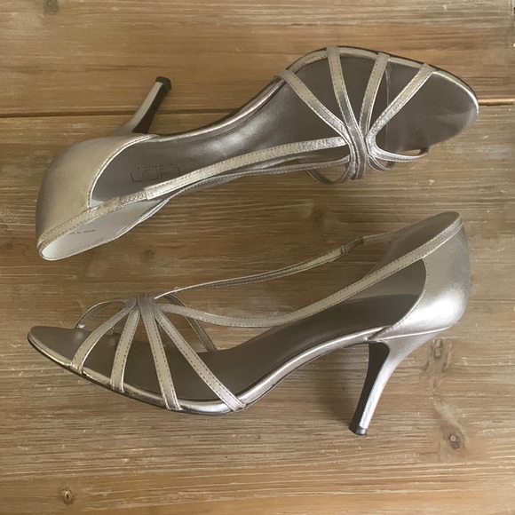 PoshingBySami's tweet photo. So good I had to share! Check out all the items I'm loving on @Poshmarkapp #poshmark #fashion #style #shopmycloset #express #galaxybyharvic #anntaylor: https://t.co/AnaoK9pPuk https://t.co/fvkGjTdvN3