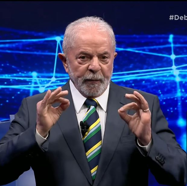 poptime's tweet photo. "Tem um vizinho seu que tinha mais arma do que lá no complexo do Alemão... Acha que bandido tá só em lugar onde mora o pobre...", dispara Lula para Bolsonaro. #DebateNaBand https://t.co/XJvNBsb64J