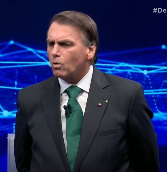 poptime's tweet photo. "Tem um vizinho seu que tinha mais arma do que lá no complexo do Alemão... Acha que bandido tá só em lugar onde mora o pobre...", dispara Lula para Bolsonaro. #DebateNaBand https://t.co/XJvNBsb64J