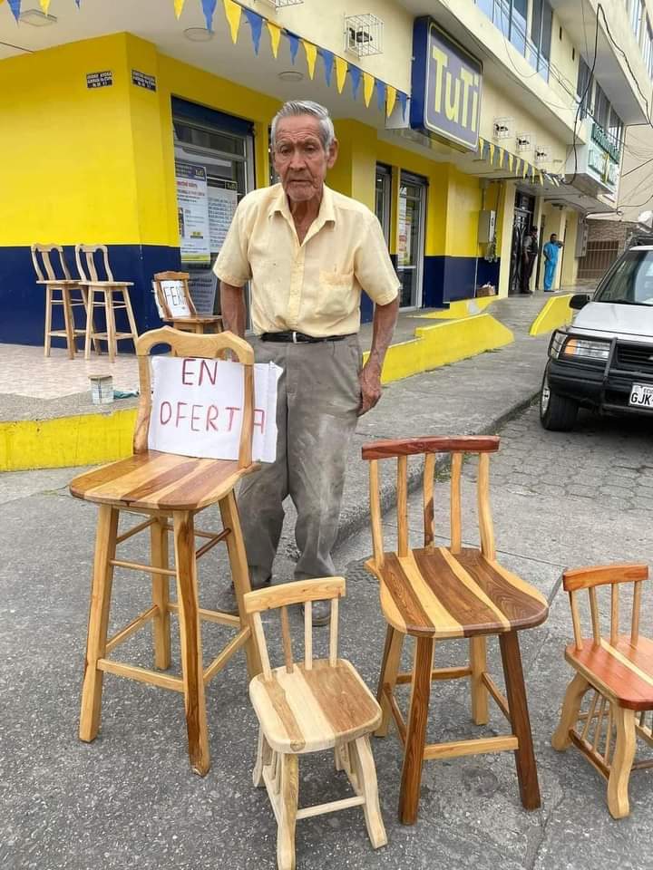 📸: RT para que Don Carlos pueda vender sus sillas en madera de guayacán, precios están entre $13 y $20. 
Su celular es 0997747054. 
Está por Isidro Ayora, Alborada  5ta etapa. 
Son sillas están muy bien elaboradas.  Ayudémosle!