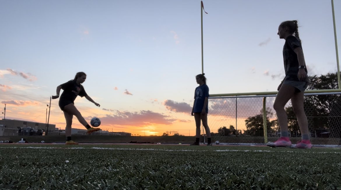 avery_mullins08's tweet photo. Spent 2 hours at the field training with @Izelee66 and @ReaganBuchert #soccer #bettereveryday #training https://t.co/RtN80DdDfv