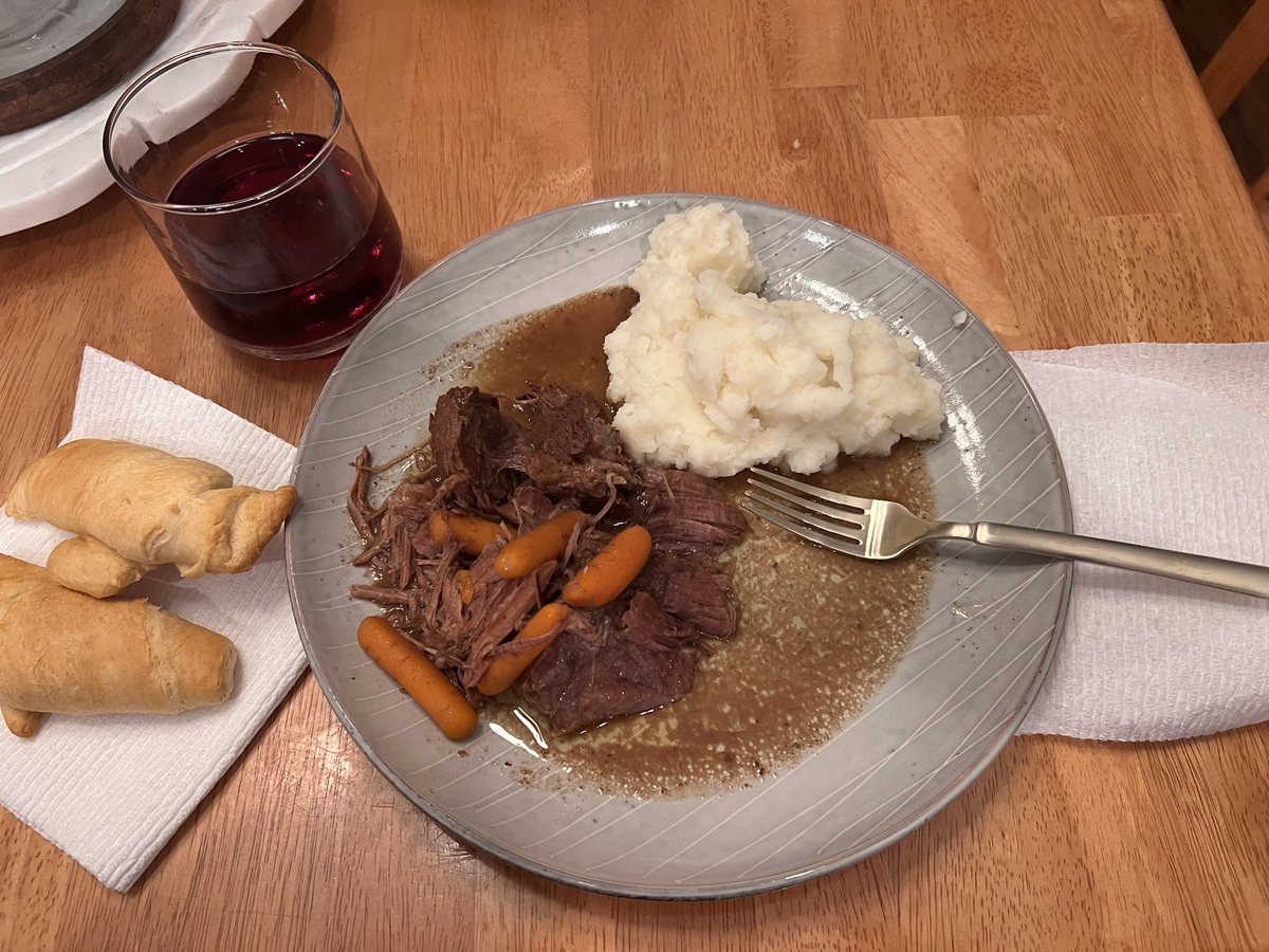 DrDamianGlover's tweet photo. #sundaydinner this week consists of crockpot beef roast with carrots and mashed potatoes with a side of #stellarosablack https://t.co/c5yon61SrE