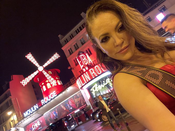 Just saw some titties bouncing, sparkling outfits, and an amazing show!!! https://t.co/645duiVbmj