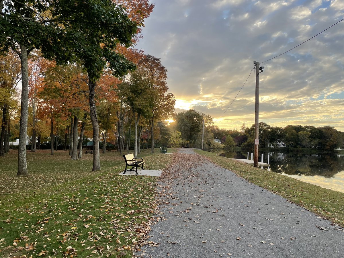 Beautiful02048's tweet photo. Fulton’s Pond on an #autumn Sunday #MansfieldMA https://t.co/IV0nB0BWYR