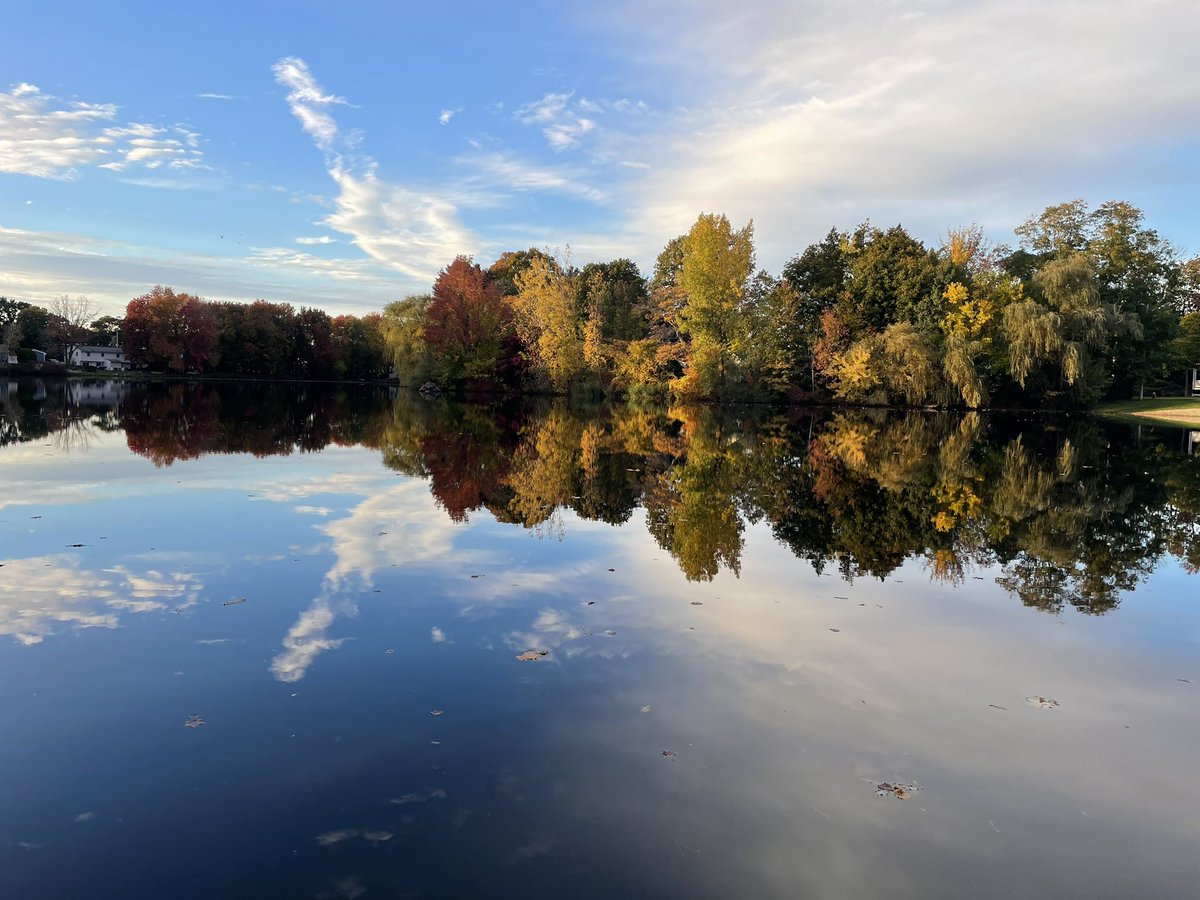 Beautiful02048's tweet photo. Fulton’s Pond on an #autumn Sunday #MansfieldMA https://t.co/IV0nB0BWYR