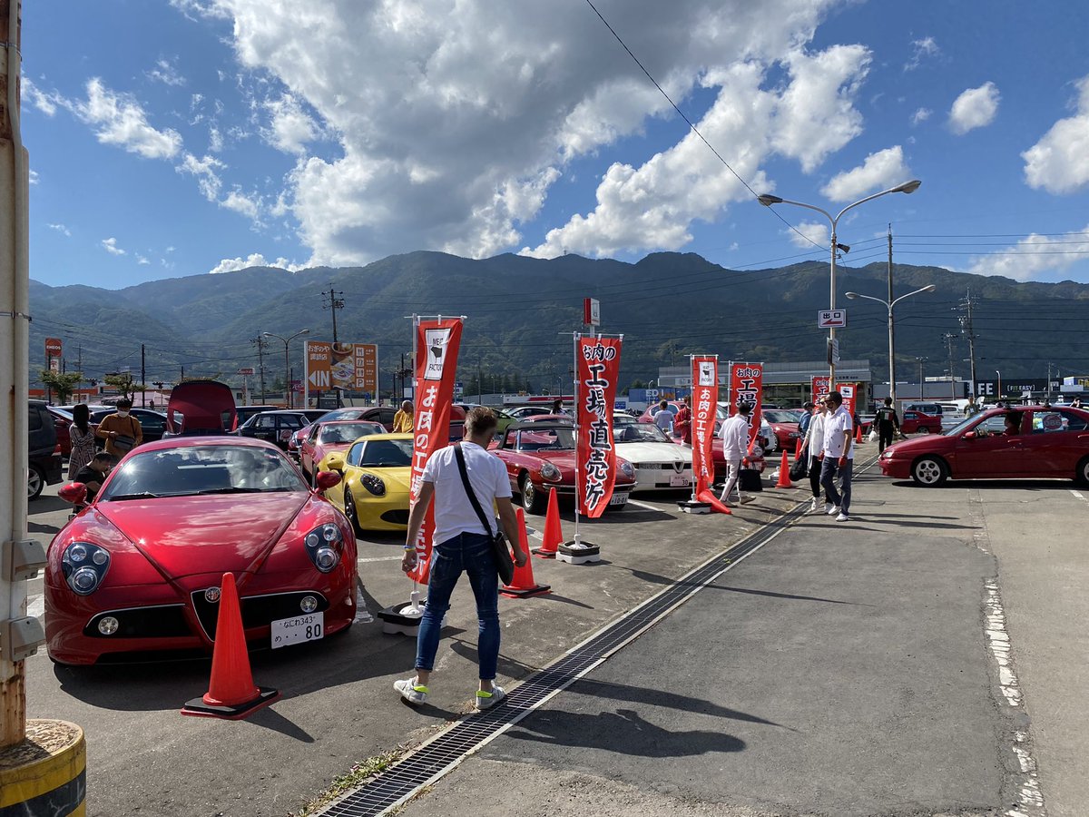 売り出し中の中古車店に並ぶアルファロメオ

※画像はイメージです