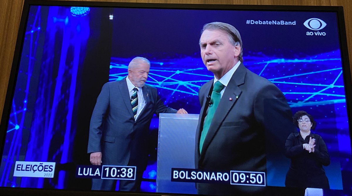 lavaialua's tweet photo. #Lula consegue se superar a cada dia na quantidade de mentiras e distorção das coisas. #Desesperado e #semargumentos, ataca #bolsonaro de forma vergonhosa e engana o eleitor. Ainda n entendi esse cara no #pleito #bolsonaronaband #DebateNaBand #bolsonaro22 #democracia #lulanão https://t.co/BP7sj0oatV