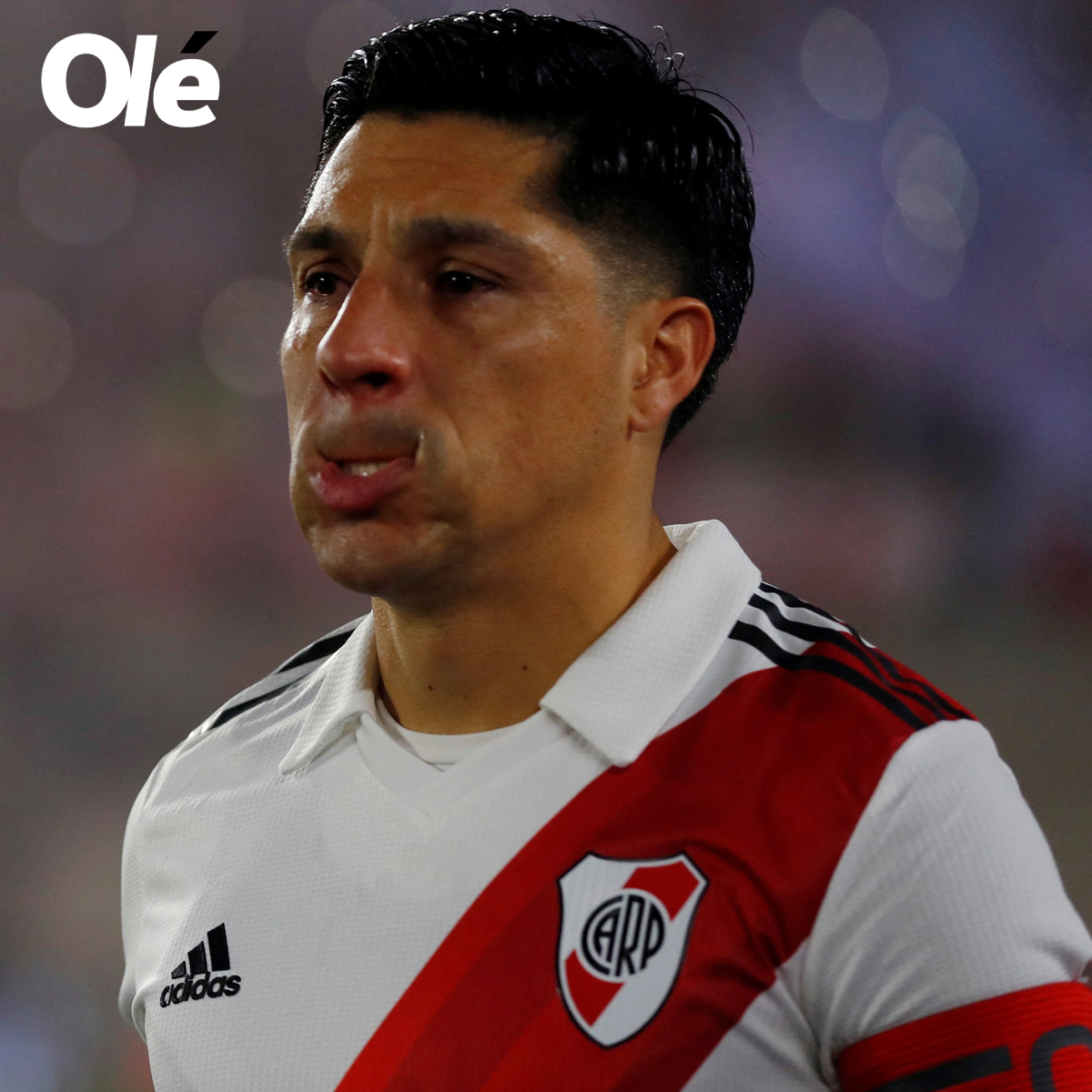 DiarioOle's tweet photo. 🥲 La emoción de Enzo Pérez: así salió a la cancha en el último partido de Gallardo en el Monumental con River. https://t.co/WbYQowc8ap