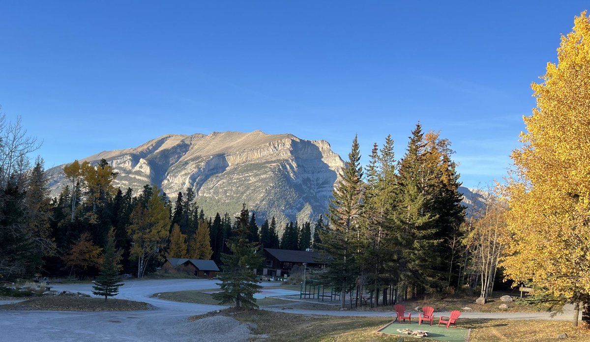 RizingChaos's tweet photo. #vacaymode lovely fall colours https://t.co/sZwLZSjslM