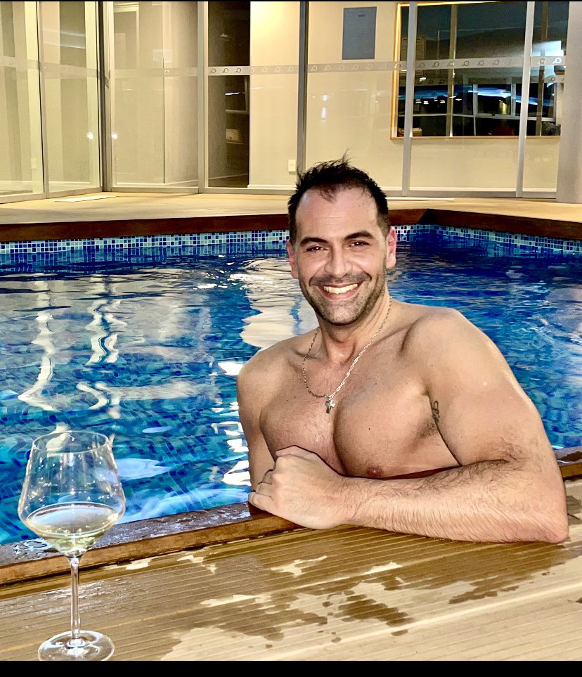 DiegoColombo's tweet photo. Los que me conocen  saben que disfrazo con humor  la carga de sumar un año mas. Este año fue distinto. Tal vez el más difícil. Pero hoy antes de soplar todas las velas, entendí:  que mi abuela sigue presente en el camino que recorro . Que mis afectos  más cercanos están siempre y https://t.co/aH3wdQgiHk