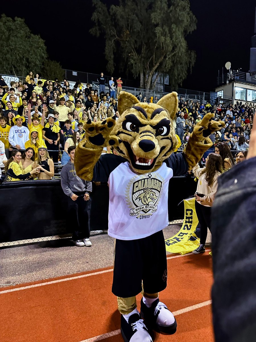 Ms_CarinaDiana's tweet photo. Meet @CalabasasHS new mascot donated by our incredible Coyote Alumni πΎ
Friday Night Lights this week included a #yellowout in recognition of the @somethingyello1 Foundation to raise awareness and funds to help prevent childhood cancer π https://t.co/AzWc6k8ECP