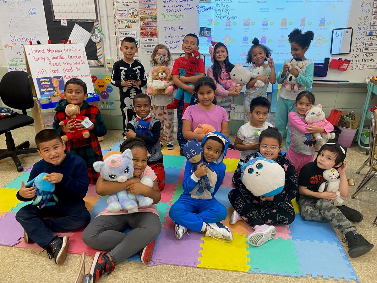 JaneAddamsSD89's tweet photo. Mrs. Amador's class filled their bucket which means that they got to have a Pajama Day! Way to go Mrs. Amador's class! Keep it up! #D89BrightFutures #japanthersread #PBIS https://t.co/W4j4vtktJC