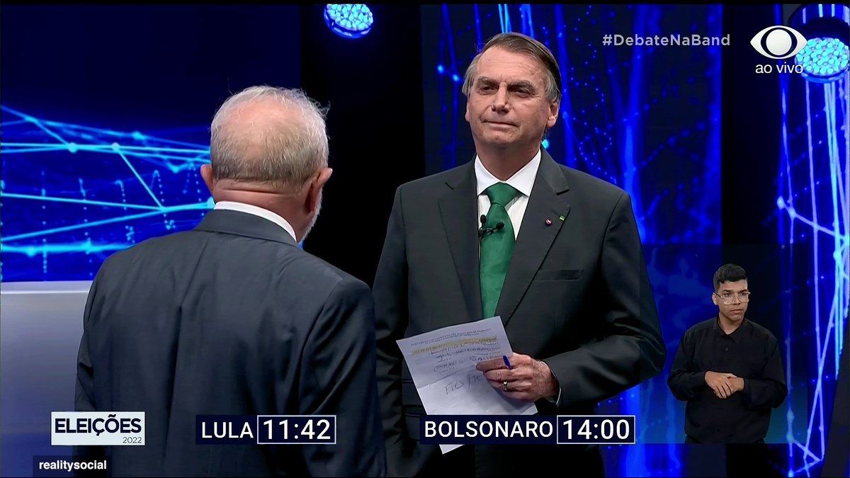 poptime's tweet photo. 🚨 URGENTE: Bolsonaro acaba de tocar em Lula. Estamos apurando as informações em tempo real para saber se Lula está bem! #DebateNaBand https://t.co/5CUbklSo24