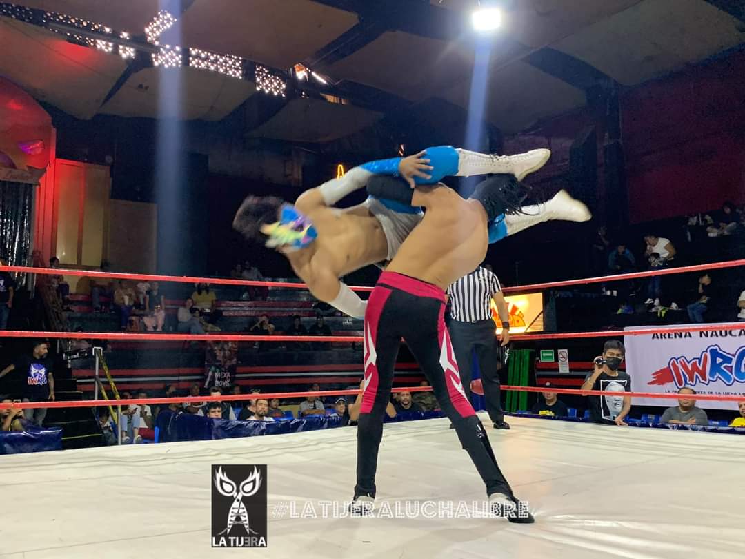LaTijeraLucha's tweet photo. Espectacular e intensa batalla en la que los rudísimos #ReyHalcon, #EpidemiusJr y #JuventudAerea se llevan la victoria derrotando a #NoisyBoy, #SpiderFly y #Relampago en #ArenaNaucalpan,al final #ReyHalcon se abalanza sobre #NoisyBoy dejandole claro que quiere un duelo directo... https://t.co/Pp0brl8ikW