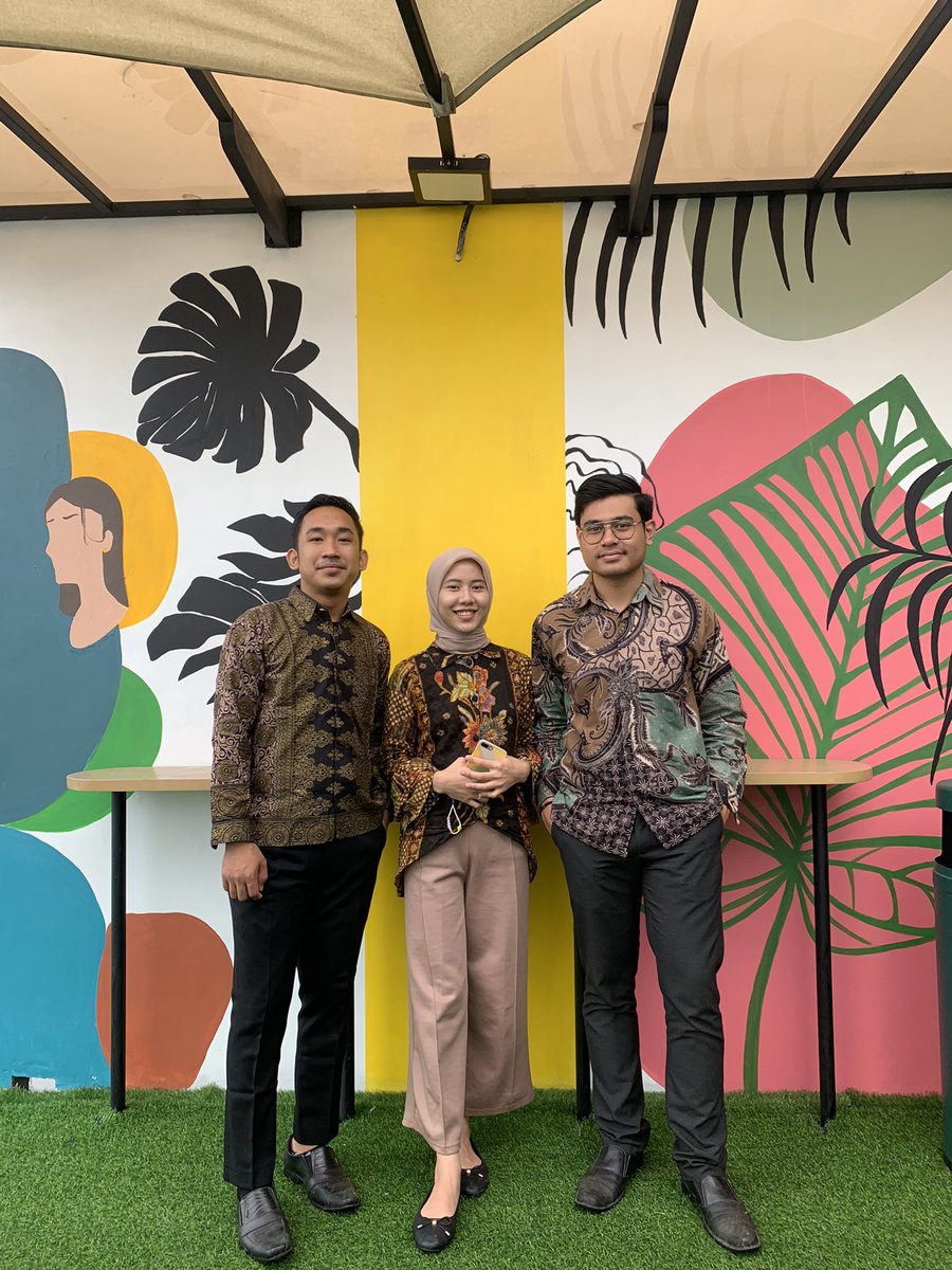 julesmanbolek's tweet photo. Bulan kmren ngajakin mereka berdua buat foto bareng, ditanyain emang kenapa ngajak foto bareng terus aku jawab “ada yg mau resign” (niatnya becanda)...
ehhh anjimm malah aku yg beneran resign 😭 https://t.co/NBCjZ5Wl0K