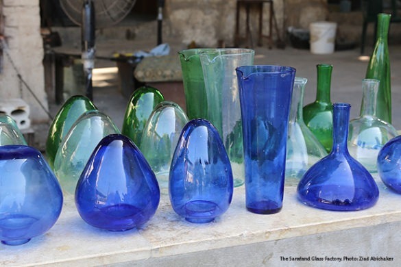 JoyMourani's tweet photo. Sur les rivages phéniciens et depuis le 1er siècle,les souffleurs de verre transforment la pâte de verre en de somptueux objets dans toutes les villes phéniciennes: Tyr, Sidon et Tripoli.
Un métier qui vit au rythme du feu, et comme le feu ne s'éteint jamais !
#PatrimoineLiban https://t.co/O78RjX8zhw
