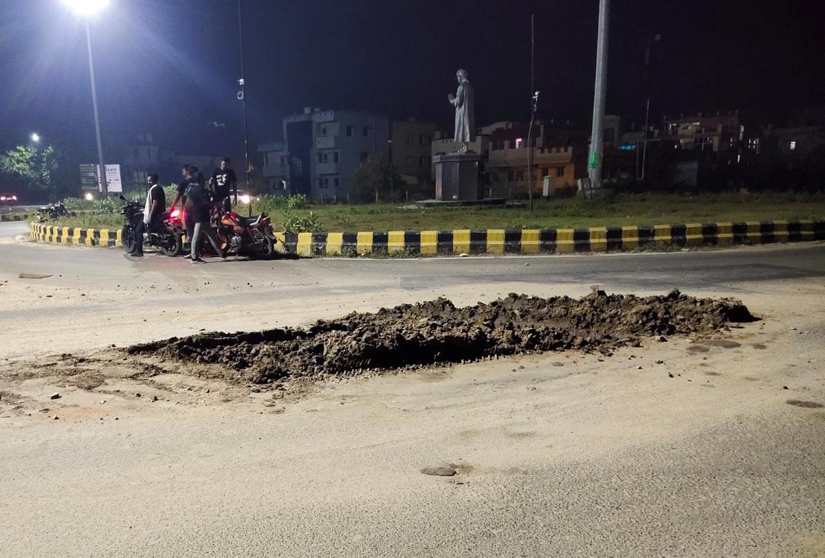 TeamSilverCity's tweet photo. Condition of Madhusudan Setu since last couple of days.
Soil piled up on the main road itself, it's nothing but sheer negligence. 
We expect @CMCCuttack @PWD_Odisha to do the needful and clean the area soon
@CMO_Odisha @SSingh_odisha @MoSarkar5T https://t.co/qW7i6DQp0m