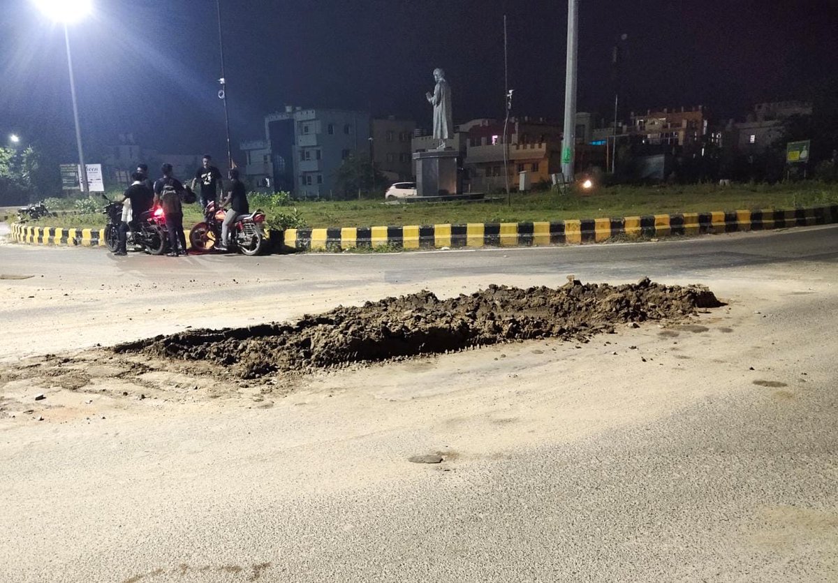 TeamSilverCity's tweet photo. Condition of Madhusudan Setu since last couple of days.
Soil piled up on the main road itself, it's nothing but sheer negligence. 
We expect @CMCCuttack @PWD_Odisha to do the needful and clean the area soon
@CMO_Odisha @SSingh_odisha @MoSarkar5T https://t.co/qW7i6DQp0m