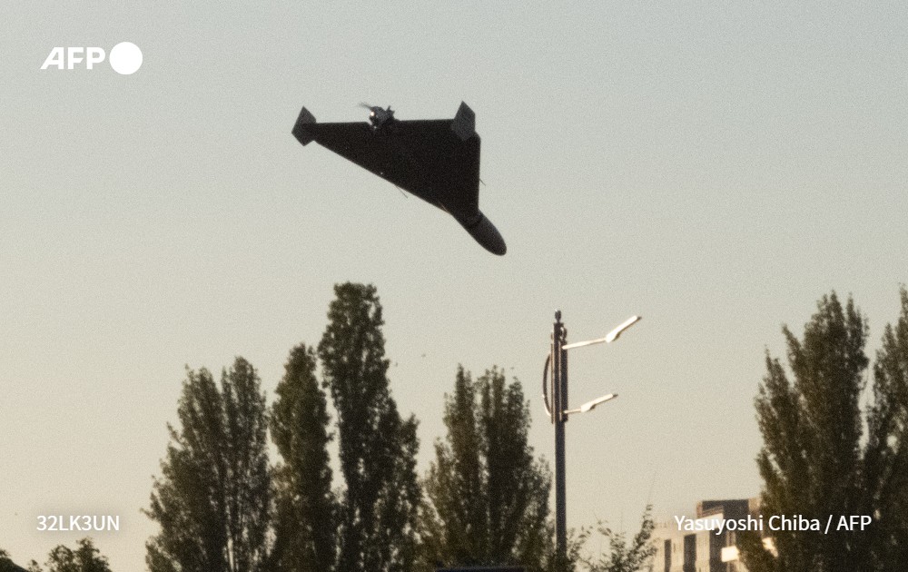 daphnerousseau's tweet photo. Drone under approach and a police officer fires at a flying drone following attacks in Kyiv.

Incredible #AFP   pictures live from #Kyiv by @YasuyoshiChiba https://t.co/j4xZwVKC5W
