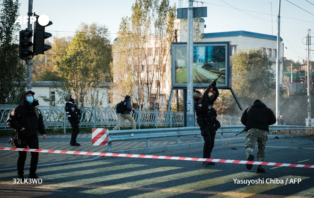 Daphne Rousseau (@daphnerousseau) on Twitter photo Drone under approach and a police officer fires at a flying drone following attacks in Kyiv.
Incredible #AFP pictures live from #Kyiv by <a href="/YasuyoshiChiba/">千葉康由 Yasuyoshi Chiba</a> Drone under approach and a police officer fires at a flying drone following attacks in Kyiv.
Incredible #AFP pictures live from #Kyiv by <a href="/YasuyoshiChiba/">千葉康由 Yasuyoshi Chiba</a>