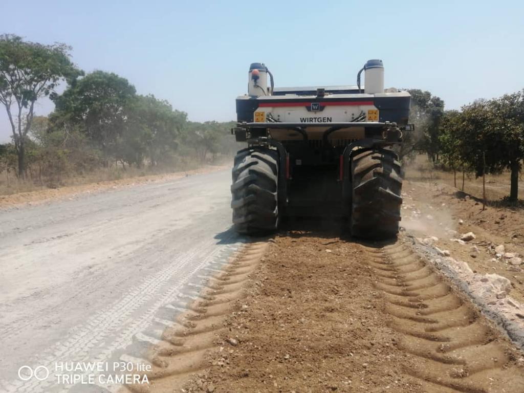 MinistryofTID's tweet photo. #Marondera-Wedza Road
Cement stabilization in progress on the Mushandirapamwe road construction
#ImprovedInfrastructure
#Goodroadnetwork
#NDS1 #Vision2030
@MhonaFelix
@nickmangwana
@HeraldZimbabwe @zinaraZW @DeptCommsZW @ZimGvt_NDS1 @ZBCNewsonline https://t.co/A1p8wPLkjZ