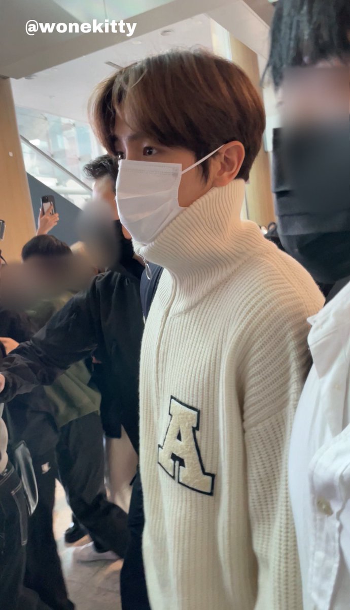 wonekitty's tweet photo. 221017 더보이즈 입국

미치겠군.. 잘생겨서..

#현재 #이재현 #더보이즈 https://t.co/eA4GbsgDf0