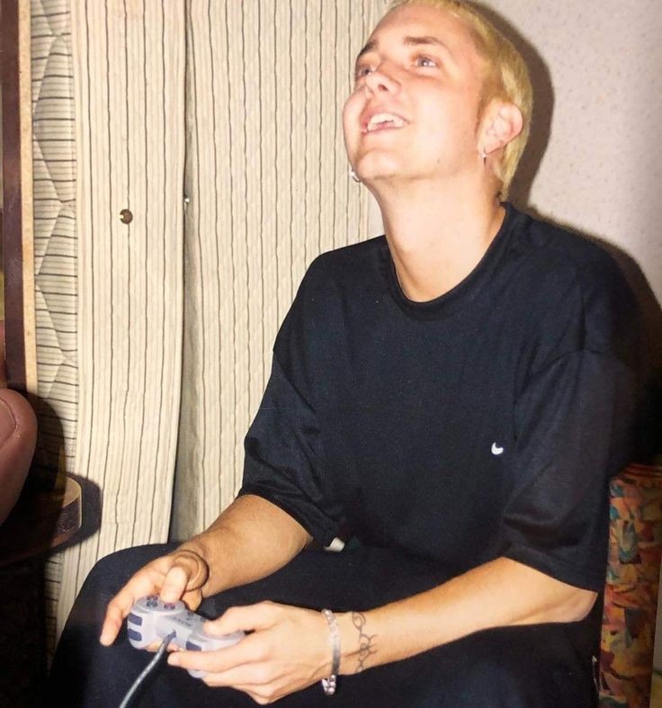 JustAStan18's tweet photo. Happy International Eminem day to all those who celebrate! 🎉
#HappyBirthdayEminem #Eminem50 https://t.co/fdnwj3Okdv