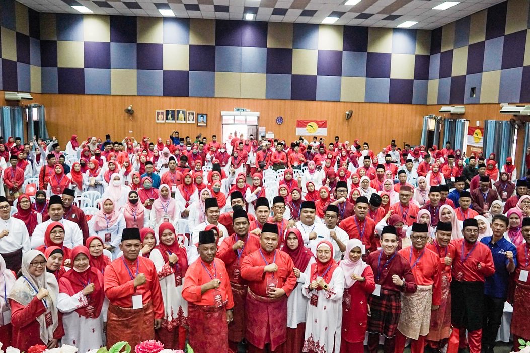 ShahrilComms's tweet photo. Mesyuarat Perwakilan UMNO Bahagian Kuala Langat.

Mesyuarat Perwakilan dirasmikan oleh Datuk Zurihan Ketua UMNO Bahagian Kuala Langat.

Ini merupakan perjumpaan pertama keluarga UMNO Kuala Langat selepas pembubaran Parlimen tetapi juga yang terakhir sebelum PRU-15. https://t.co/NbDgRcsWtB