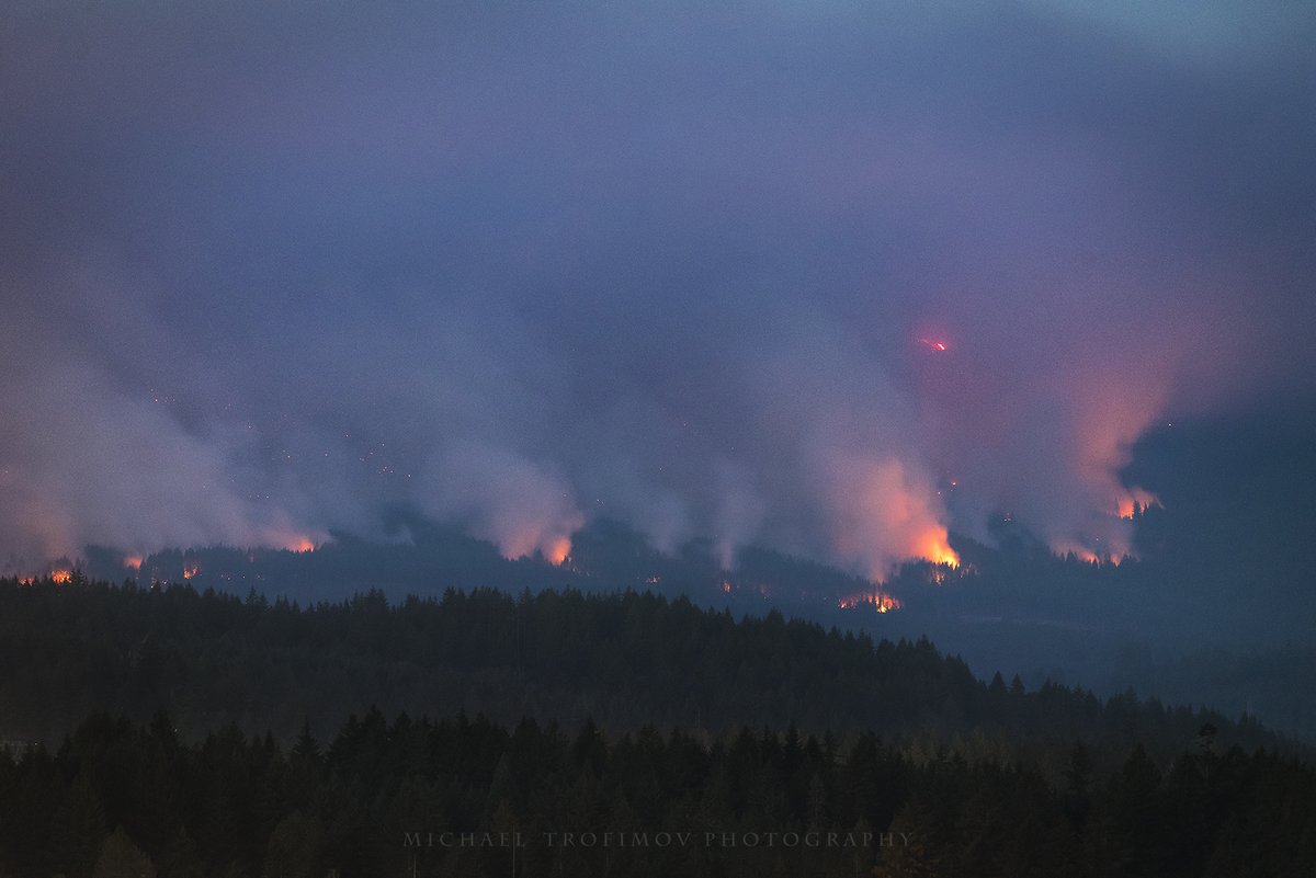 Photos of the Nakia Creek Fire this evening from the Camas area as westerly winds kicked in and smoke slightly cleared... and wow what a large area got burned today vs the initial fire. estimated at 2,000 acres now. #nakiacreekfire #wawx #orwx