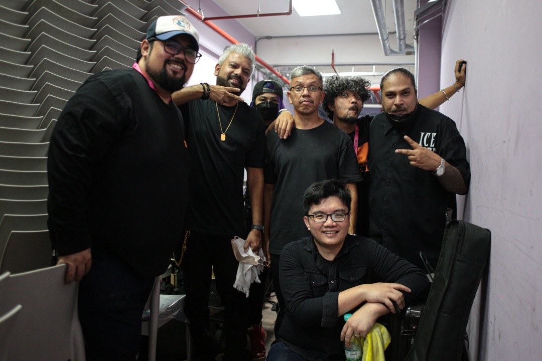 Mixboy2105's tweet photo. Last weekend was an amazing of friends &amp; comrades in the music scene (From L-R clockwise) : Mooky (One Buck Short), Moots (Pop Shuvit), Melina (Tempered Mental), Uno (Pop Shuvit), Izal (One Buck Short), Janar Nair (Love Me Butch) and JD (Pop Shuvit) https://t.co/HlReqB2Jc3
