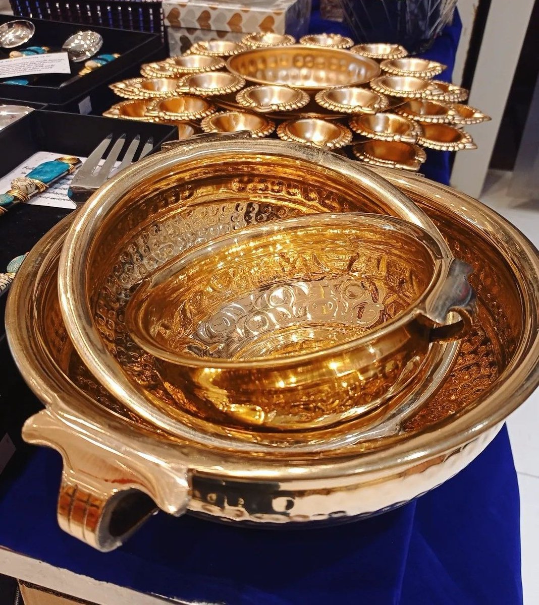 copper_expert's tweet photo. Handmade brass serving urli #brassdesign #urli #serving #tableware #copperware #brassgift #coppergift #artware #handicraft #diwali #festivalgift #kitchenware #hotel #restaurant #homedesign #homedecor https://t.co/LUfkLdxHHg