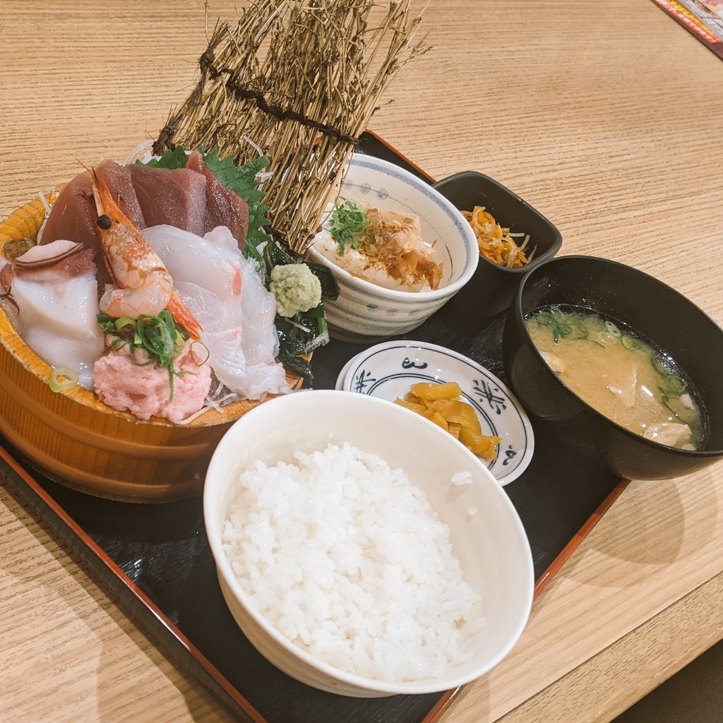 胸トレ終了💪昼はパパ刺身ママさんま🐟提灯可愛い居酒屋ランチ旨い！😋 昼飯の間、部屋清掃ママとラウンジで茶しばいて時間潰し☕👊 午後は☎指示出し＆サウナ＆トレード 本日後半も頑張るさぁー😃✨