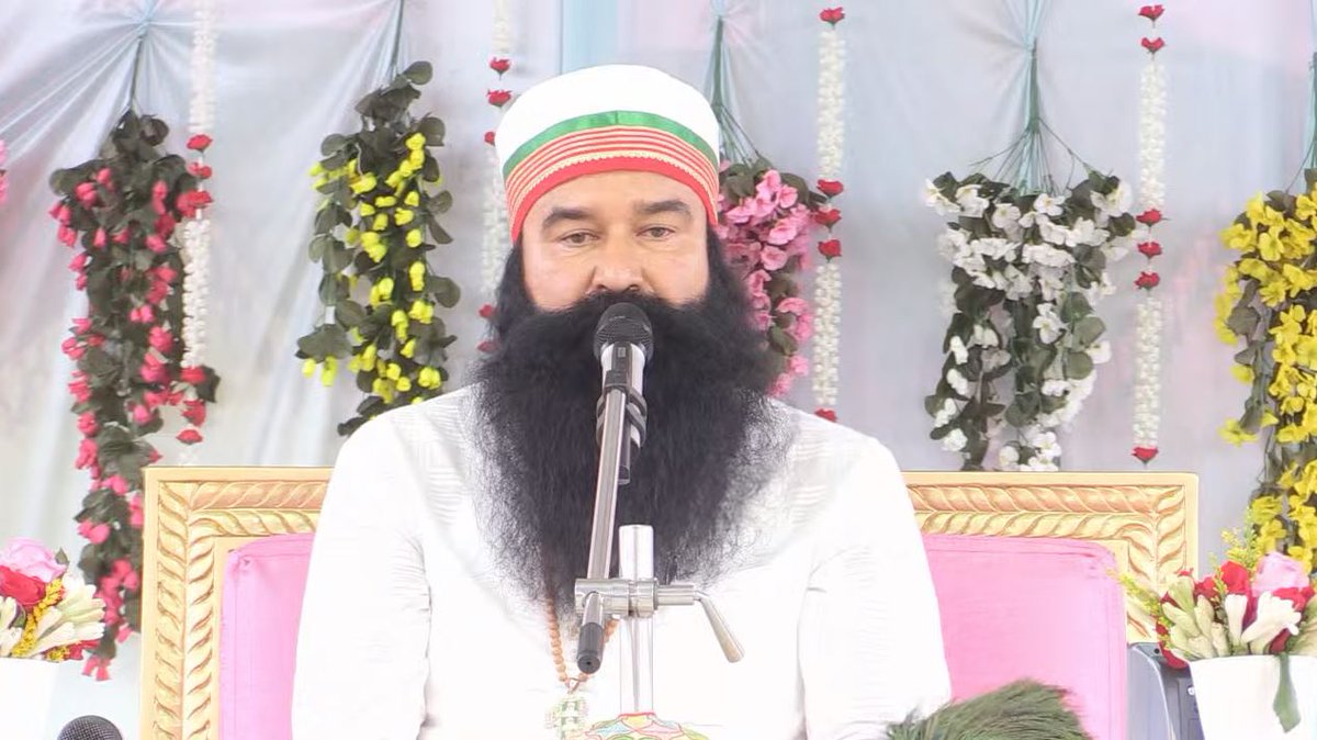 Vicky_bawa17's tweet photo. सुंदर-सुंदर Dr. @Gurmeetramrahim Ji भी कमाल करते हैं
अपनी खूबसूरती से सबको निहाल करते हैं....
#Love_MSG
#Beautiful https://t.co/6NaXqMXEkt