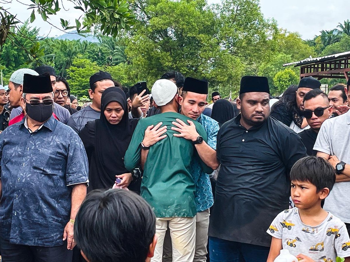 ShahrilComms's tweet photo. إنا لله وإنا إليه راجعون

Salam Takziah kepada keluarga Uncle Jamal Iqbal Jamal Mua'amar Ghadafi atas kehilangan ahli keluarga Allahyarham Muhammad Hafez Jamal Jamaludin.

Didoakan semoga keluarga Allahyarham sabar serta tabah menghadapi dugaan ini. https://t.co/xqJfsABGyI