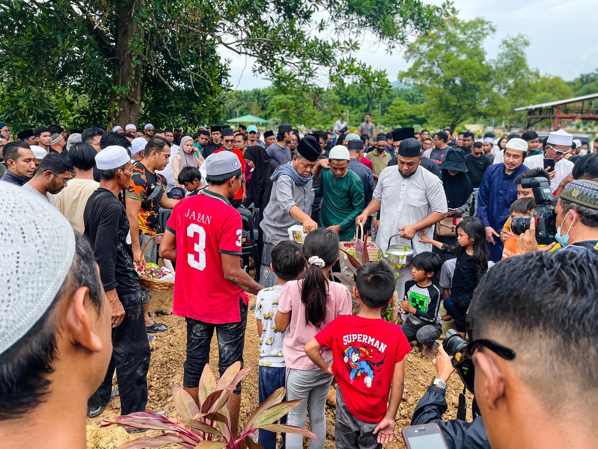 ShahrilComms's tweet photo. Semoga Allah SWT mencucuri rahmat ke atas roh Allahyarham dan ditempatkan bersama-sama para as-solihin.

Al-Fatihah. https://t.co/tOZgf4rhgB