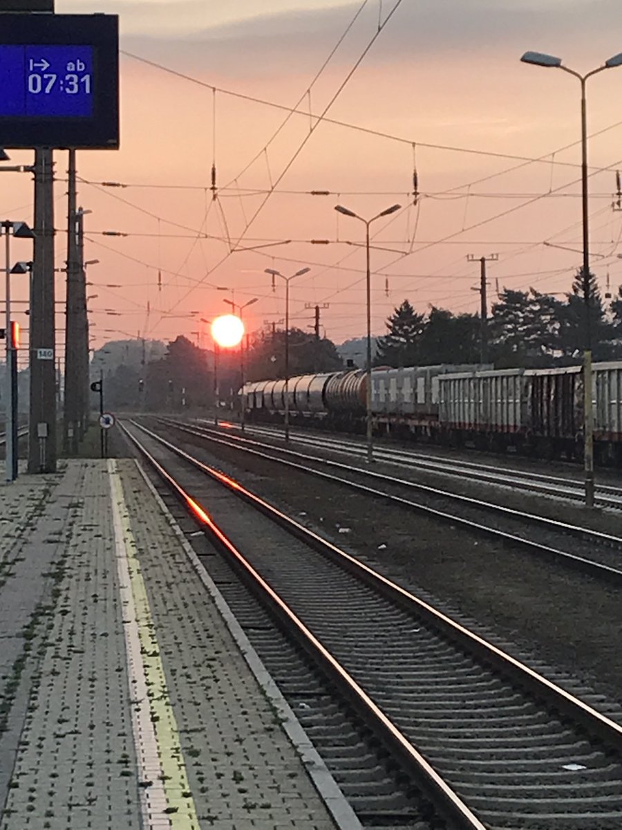 beateontour's tweet photo. #ichlassesmirgutgehen und schlafe gerne lang. Aber manchmal zahlt es sich aus, als #earlybird früher aus den Federn aufzustehen 😉 #stimmungsvoll #Sonnenaufgang 🌇 #Morgensonne #Zugfahrt #Arbeitsweg #Klimaticket https://t.co/xom8pCHT2M