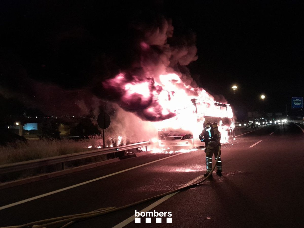 Anit, va cremar totalment un autocar a la C32, al seu pas per Cornellà de Llobregat (avís 22.40h).
Hi vam mobilitzar 6 dotacions. Cap persona ferida.
#bomberscat