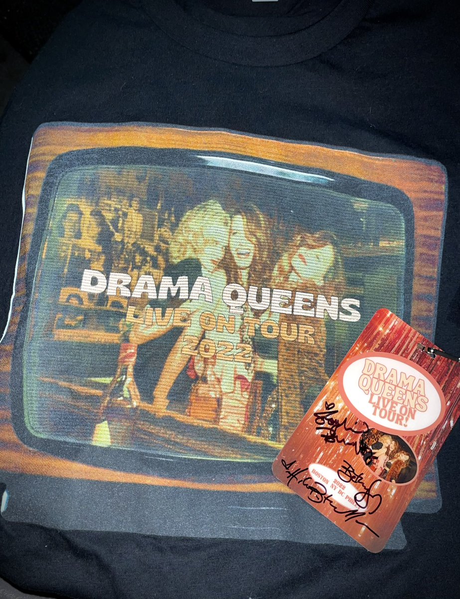 Branndoon_'s tweet photo. Such an amazing night with @DramaQueensOTH @SophiaBush @HilarieBurton #joylenz #DramaQueensLive https://t.co/mSQpR9QC70