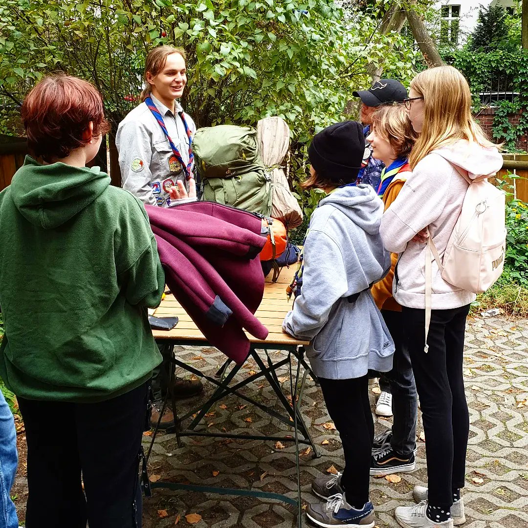 vcppankow's tweet photo. Letzten Monat war PFADITAG. 🎉
Es wurde Lagerfeuer 🔥 mit Stockbrot gemacht, Spiele gespielt 🏃🏽‍♀️, Zelte aufgebaut ⛺ und Wanderrucksack gepackt 🥾.

👉 Wir freuen uns unsere Gäste auf der Adventsfahrt vom 02.-04.12.2022 willkommen zu heißen. Anmeldung folgt bald per Mail. 👈

~MH https://t.co/OcAvowzim1