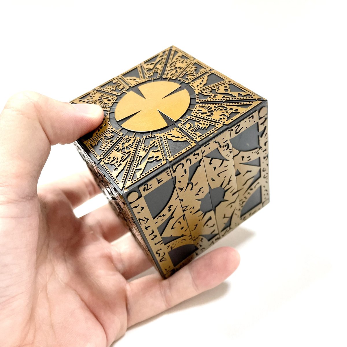 BfMerch's tweet photo. HELLRAISER LEMARCHAND'S BOX入荷しました!🎁
4000yen(tax in)
可動し映画のように形を入れ替えるて遊べます!
#hellraiser #ヘルレイザー #pinhead #ピンヘッド #lemarchandsbox #ルマルシャンの箱 #horror #ホラー #映画 #movie #洋画 #アメリカン #アメリカ #usa #プロップ #bfmerchs https://t.co/8vLNQicId1